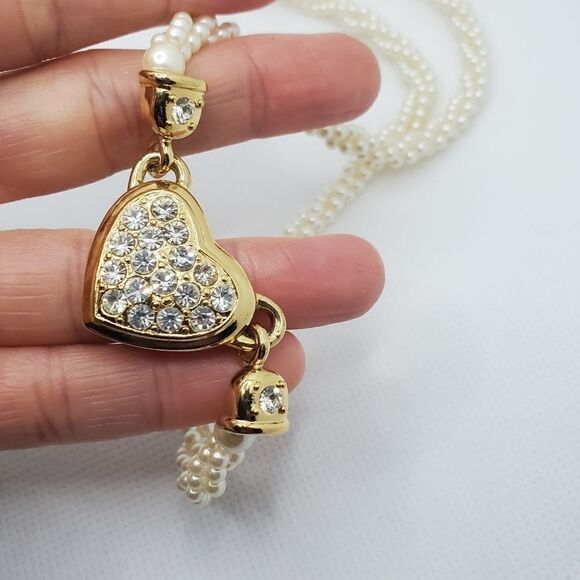 Beautiful ivory Pearl Necklace With gold tone heart. - Picture 3 of 12